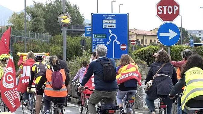 I lavoratori del Galilei in bici e risciò per dire no alla vendita dell’Handling