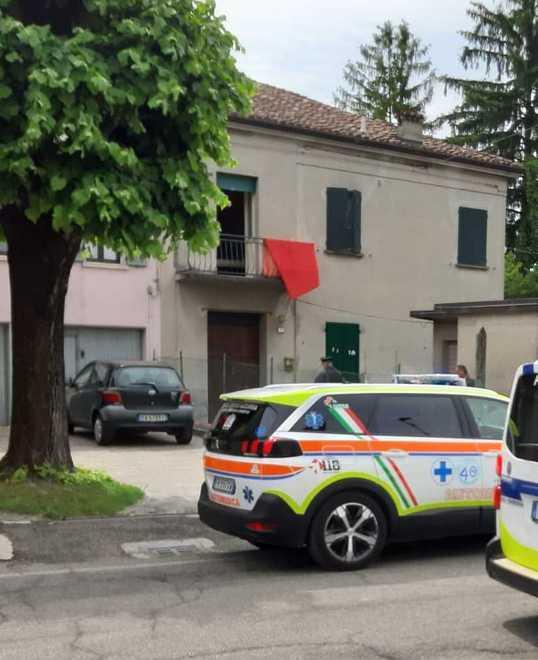 Donna precipita dal balcone mentre sbatte il tappeto 