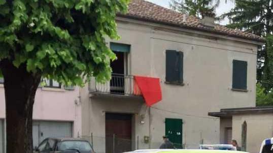 Donna precipita dal balcone mentre sbatte il tappeto