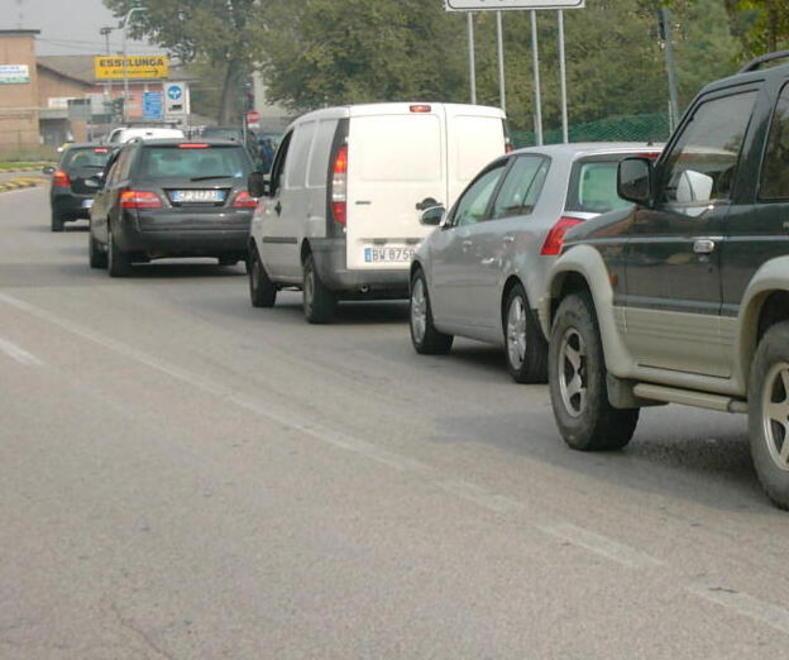 «Traffico intasato code al polo scolastico Meglio una linea bus» 