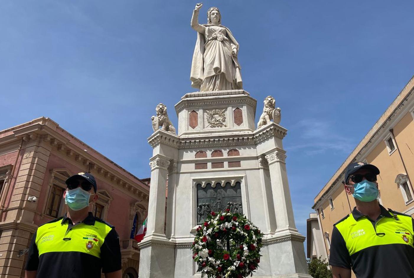 Fiori e parole per celebrare i 140 anni della statua di Eleonora