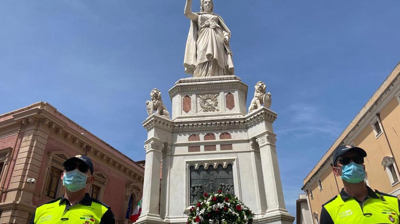 Fiori e parole per celebrare i 140 anni della statua di Eleonora
