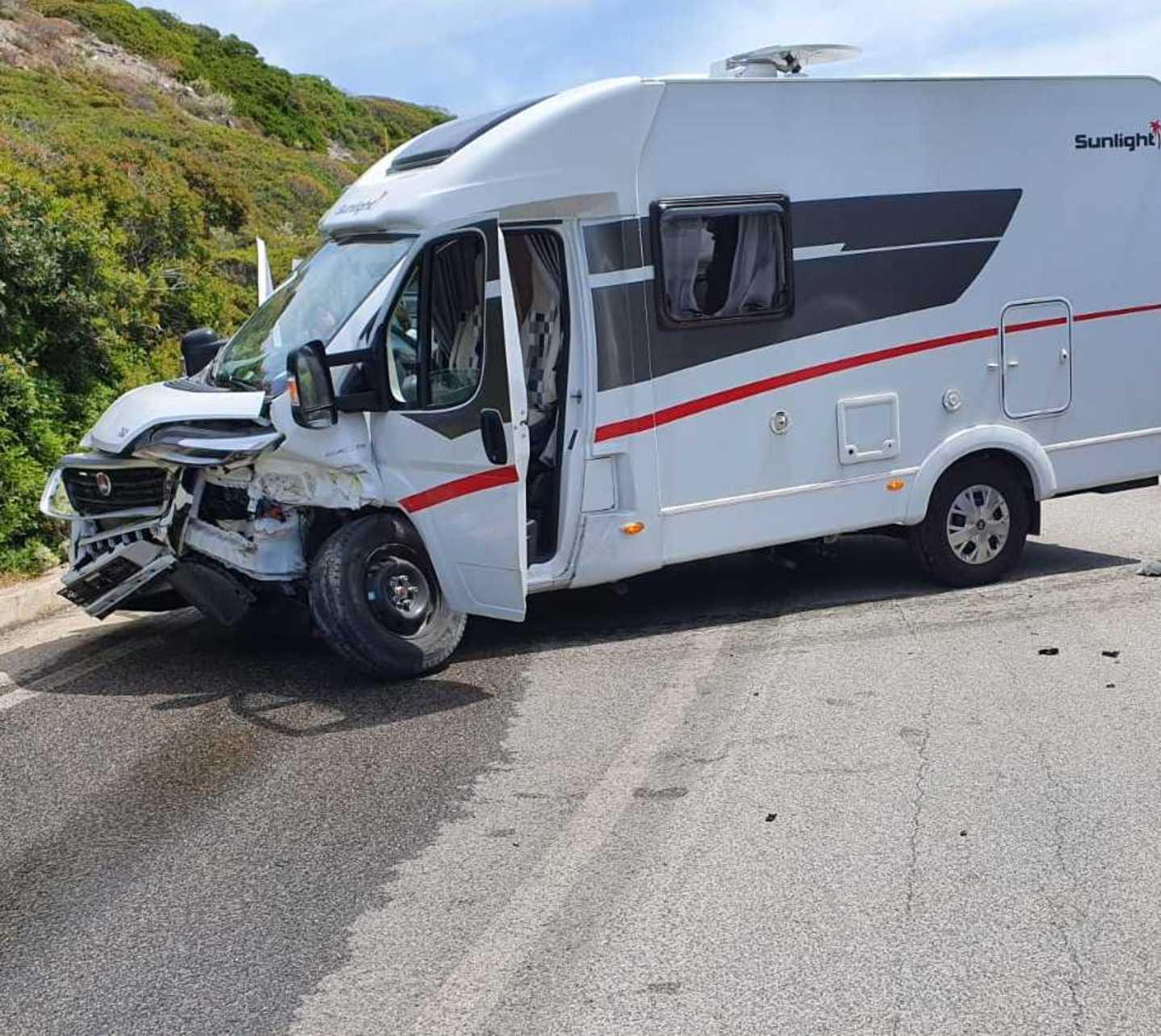 Perde il controllo del camper e si schianta contro un muro