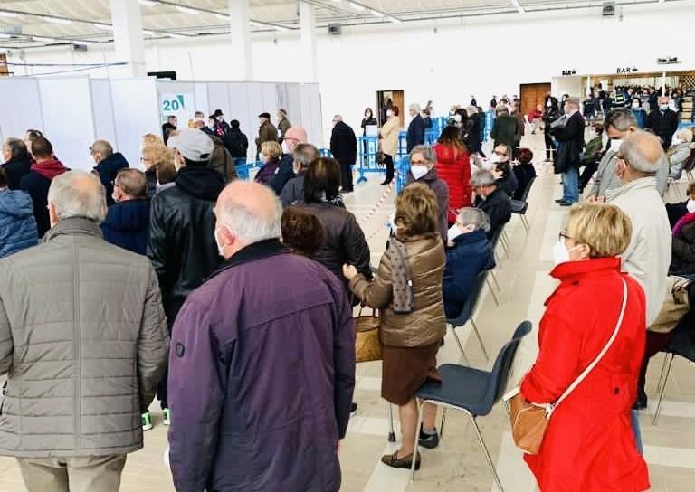 Fuga dagli hub vaccinali mancano 41mila 70enni 