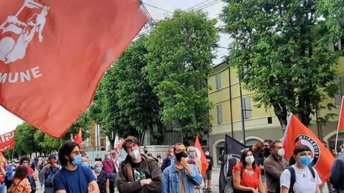 Mirandola Il caso 25 aprile. Gli antifascisti cantano Bella Ciao contro Greco «Atteggiamento inaccettabile»