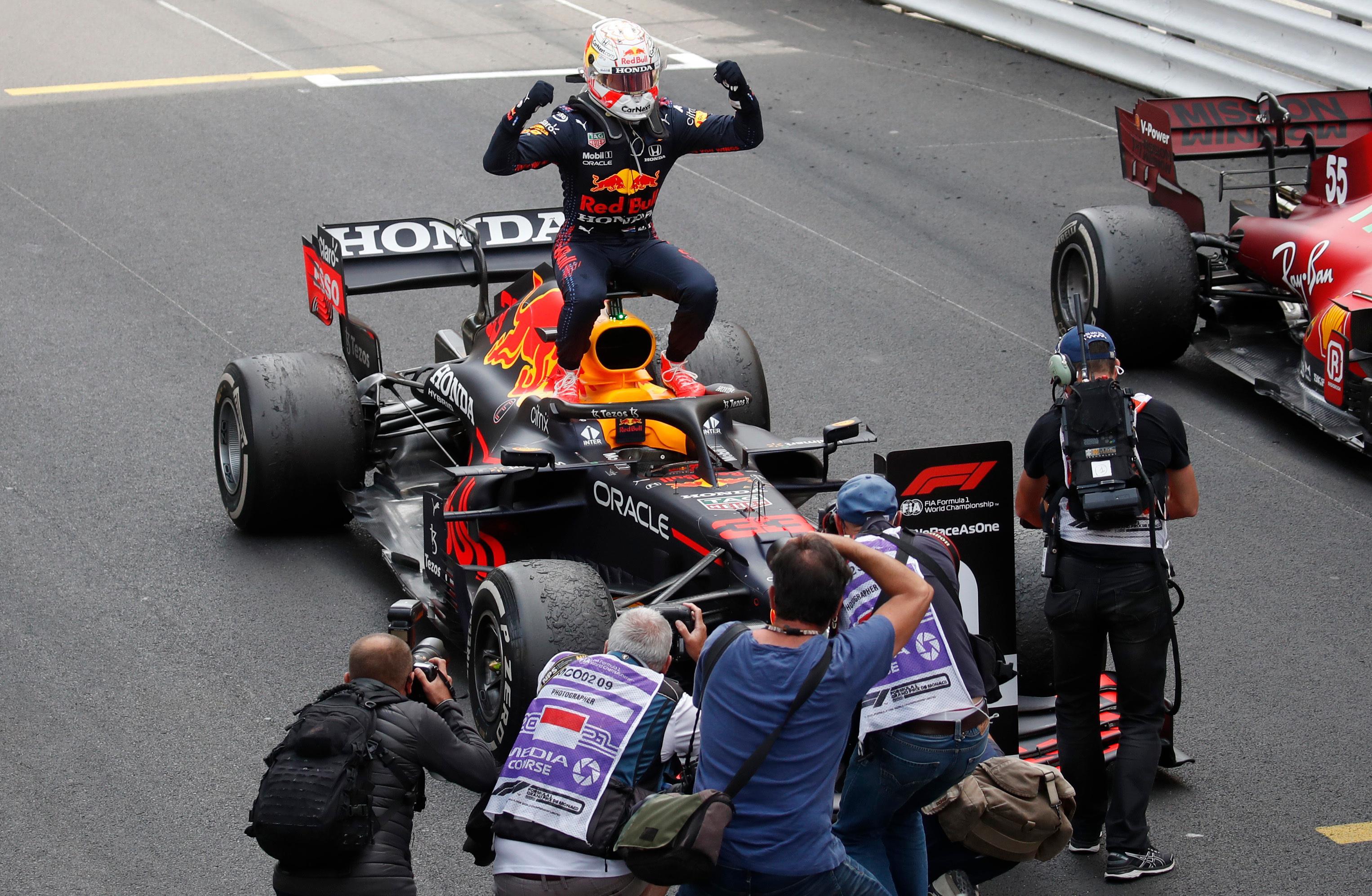 L’olandese Max Verstappen esulta sulla propria Red Bull al termine della gara