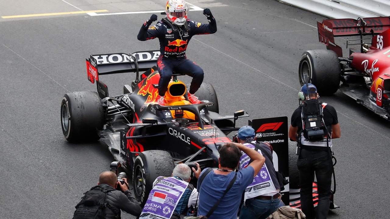 L’olandese Max Verstappen esulta sulla propria Red Bull al termine della gara