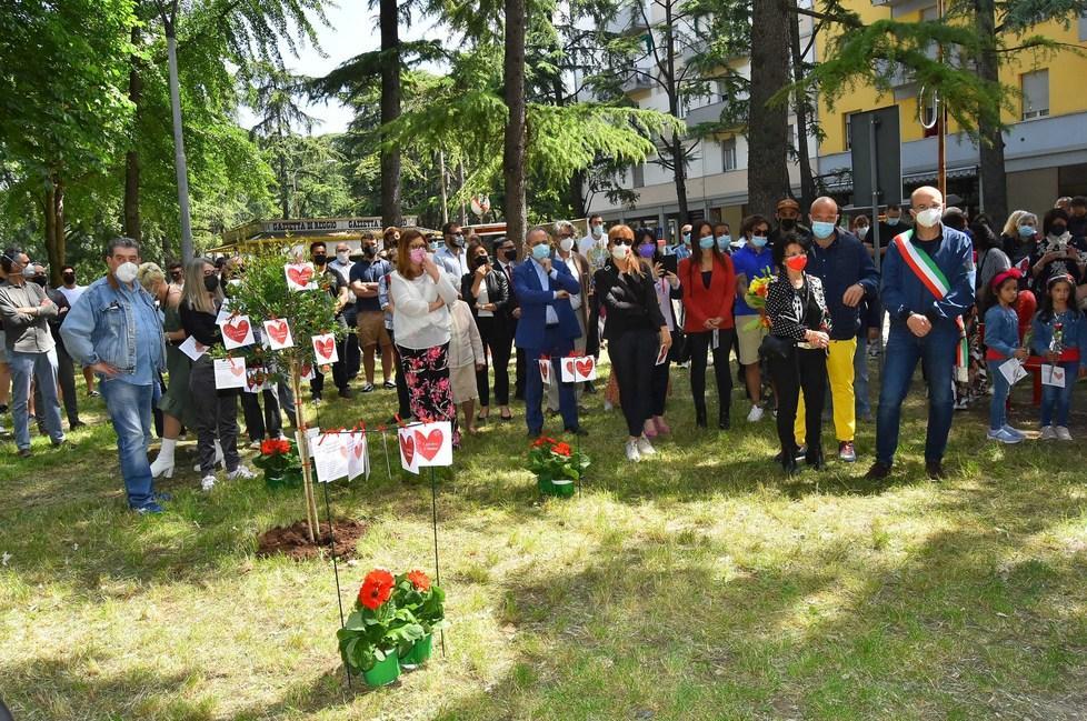 Reggio Emilia, in 300 al Giardino in memoria di Jessica: «Mai più donne vittime di femminicidio» 