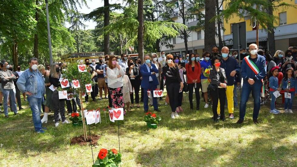 Reggio Emilia, in 300 al Giardino in memoria di Jessica: «Mai più donne vittime di femminicidio»
