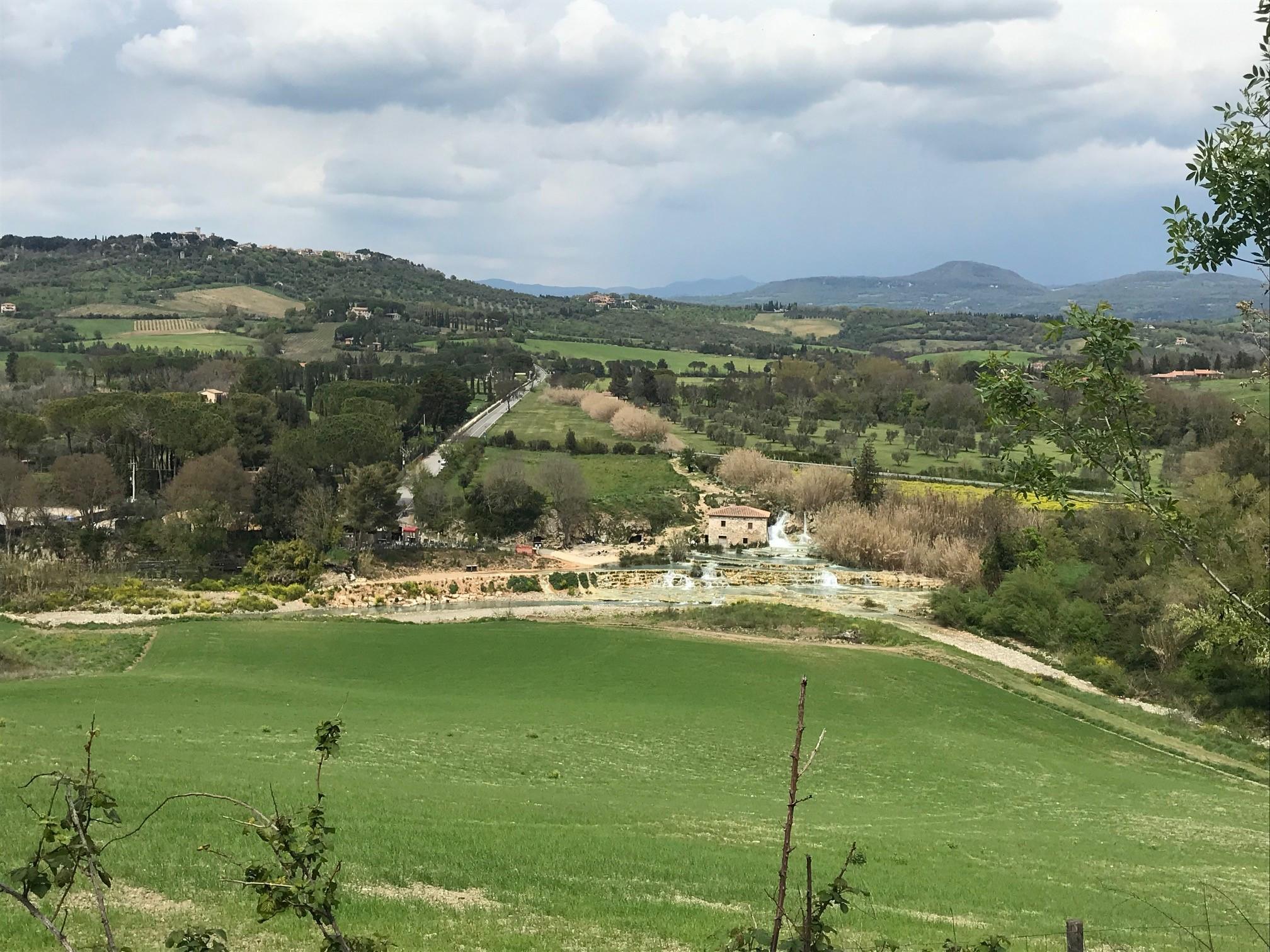 La vallata delle terme a Saturnia, con le cascatelle sulla destra