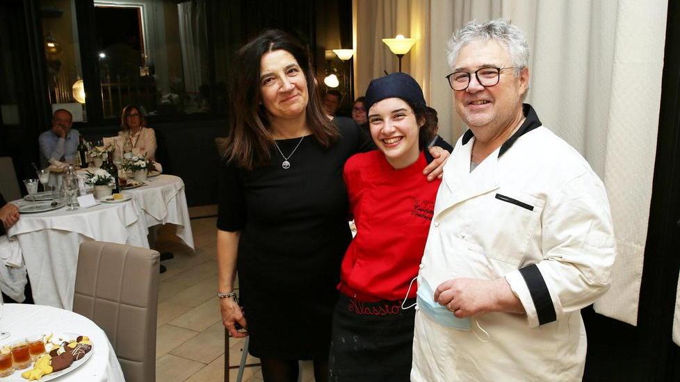 Da sinistra, Helga Bracali con la figlia Carlotta e il marito Giuseppe nel ristorante “Dal mì cecio” nell’hotel Alassio (Foto Paolo Nucci)