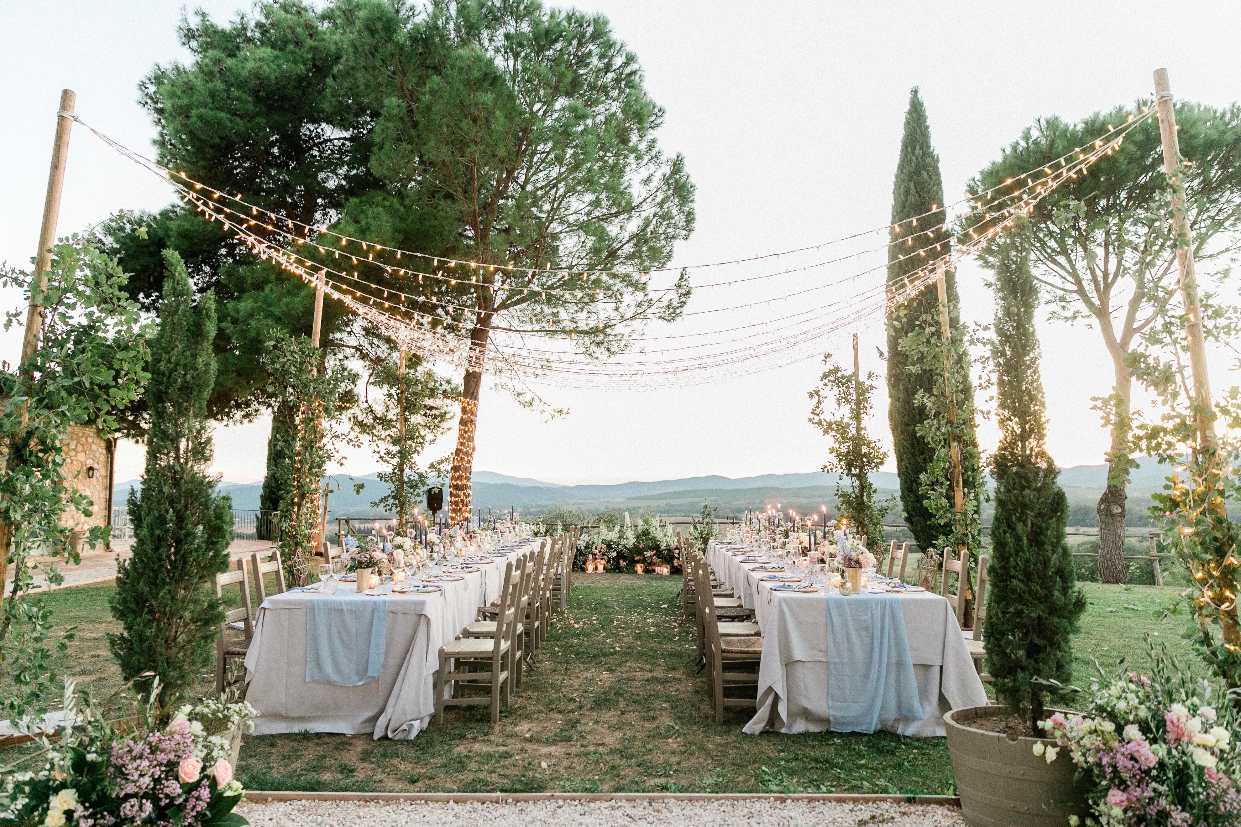 Tavoli imbanditi per un pranzo di nozze organizzato dalla “Weddings in Tuscany”