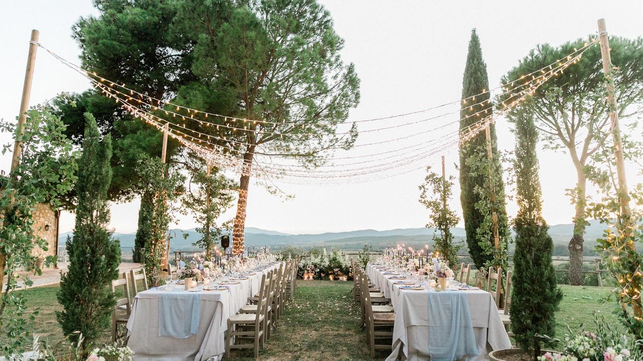 Tavoli imbanditi per un pranzo di nozze organizzato dalla “Weddings in Tuscany”