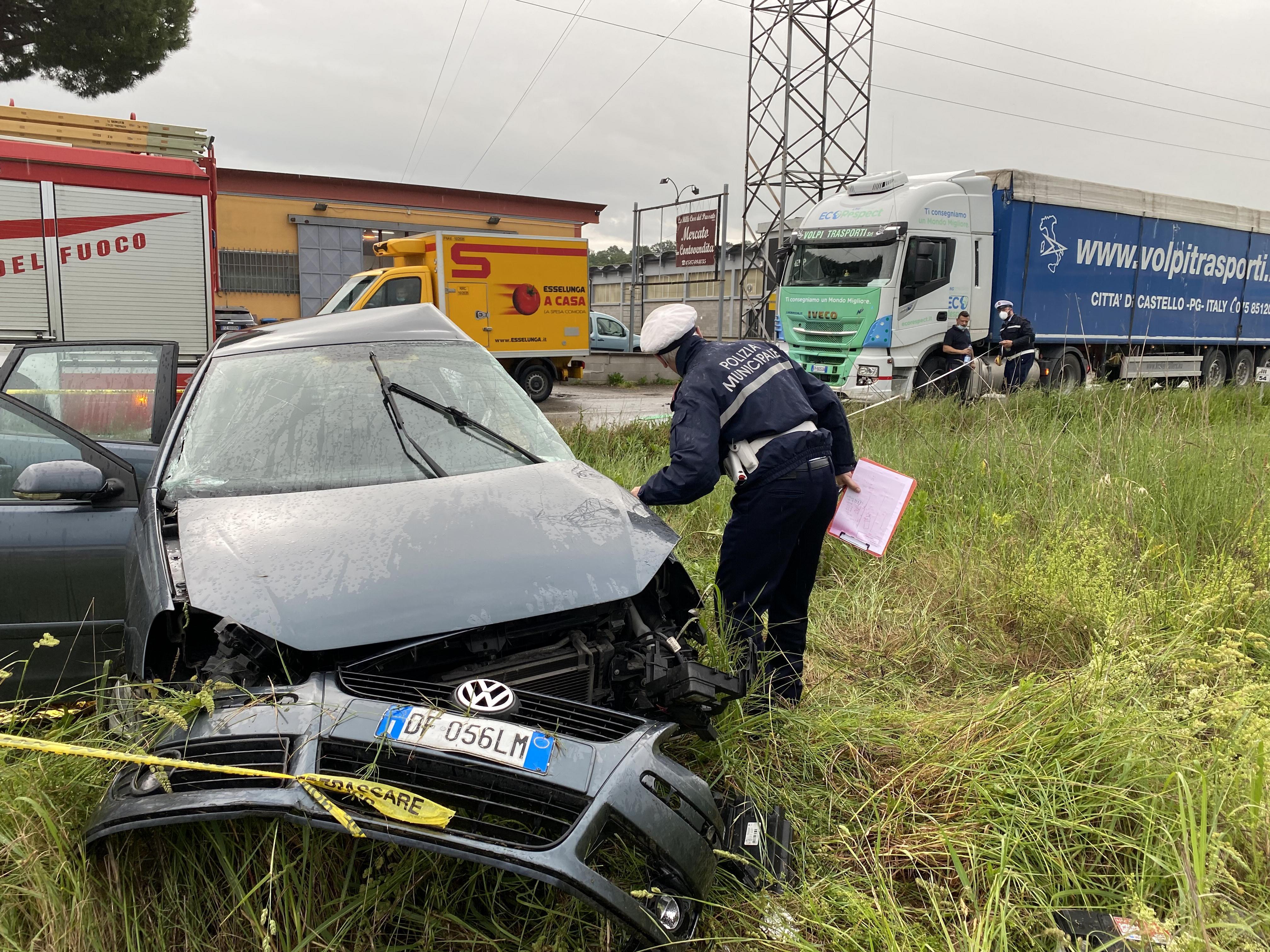 L'auto sulla quale viaggiava la vittima e a destra il tir coinvolto nell'incidente mortale (Foto Franco Silvi)