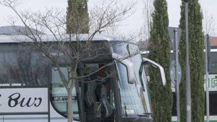 Bus turistici nel parcheggio di via Pietrasantina