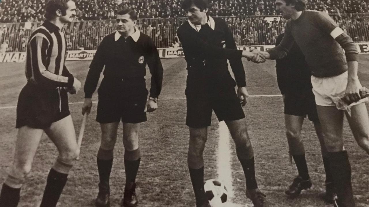 Il reggiano Vittorio Barazzoni, con Sandro Mazzola, l’arbitro Prati e il capitano del Perugia, Pierluigi Frosio