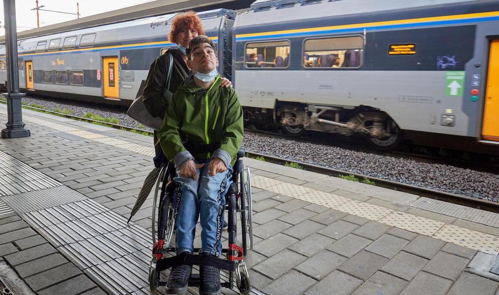 Treno con gli scalini, disabile in difficoltà La mamma: «Nessun aiuto per farlo salire» 