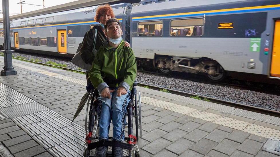 Treno con gli scalini, disabile in difficoltà La mamma: «Nessun aiuto per farlo salire»