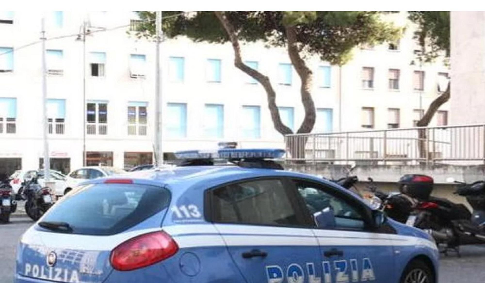 Un'auto della polizia di Stato (foto d'archivio)