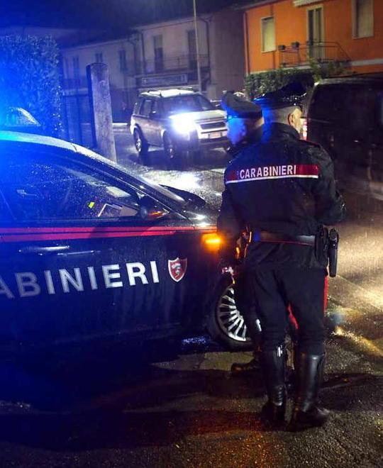 Lite di notte in strada: arrivano i carabinieri