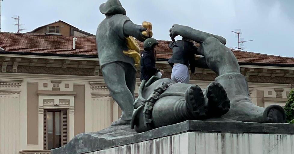 «Ragazzini collassati sulle panchine e c’è chi ha scalato il monumento»
