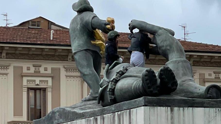 «Ragazzini collassati sulle panchine e c’è chi ha scalato il monumento»