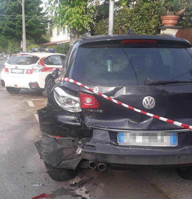 Danneggia un’auto e fugge via, indagini