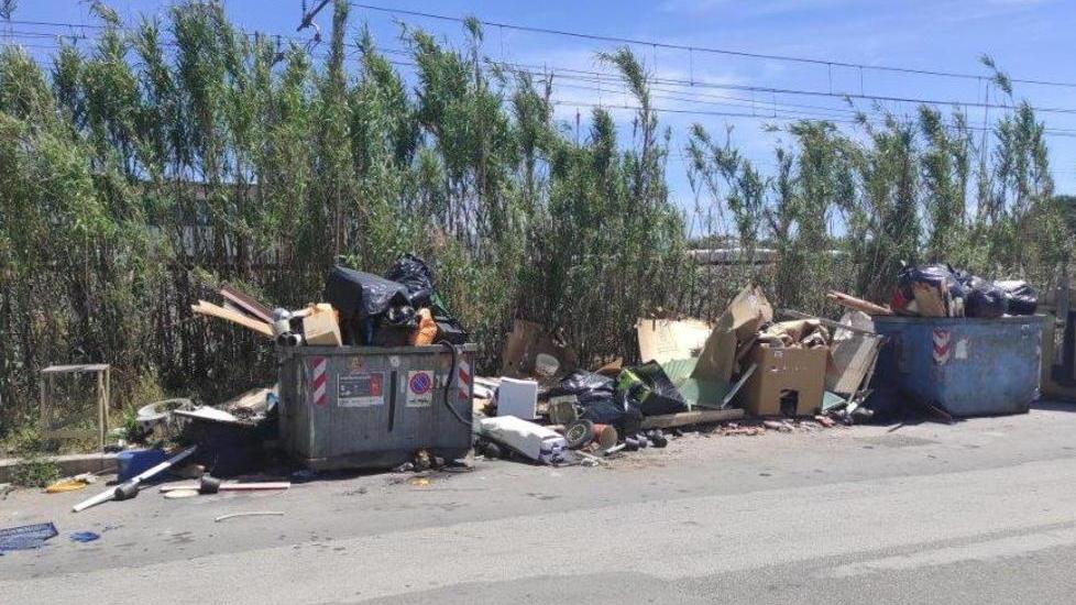 Rifiuti abbandonati accanto ai cassonetti
