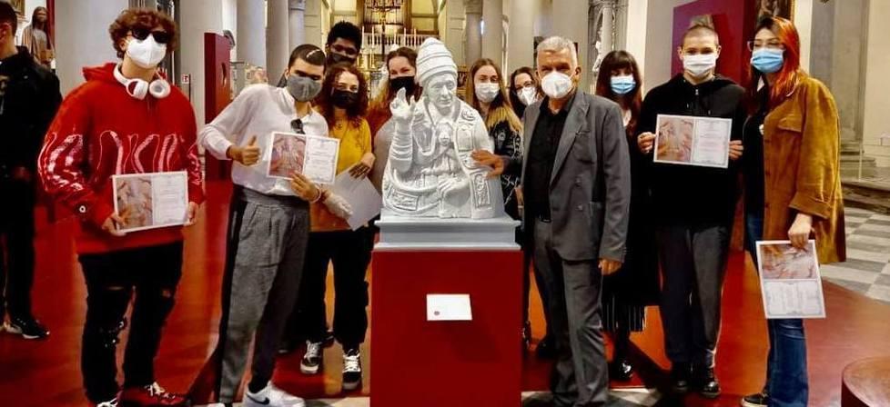 Il busto tattile di San Lino per i non vedenti in visita al museo diocesano