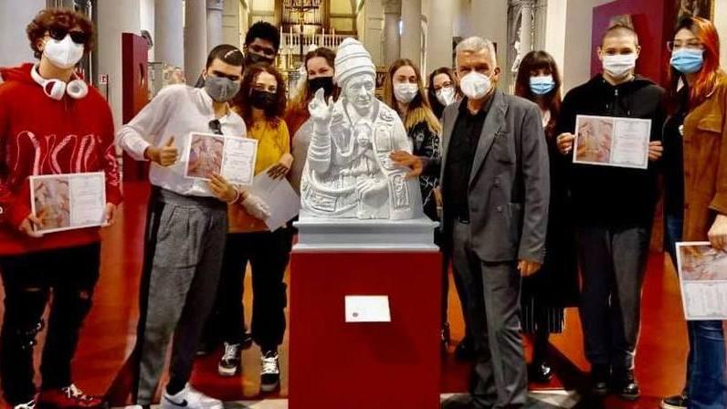 Il busto tattile di San Lino per i non vedenti in visita al museo diocesano