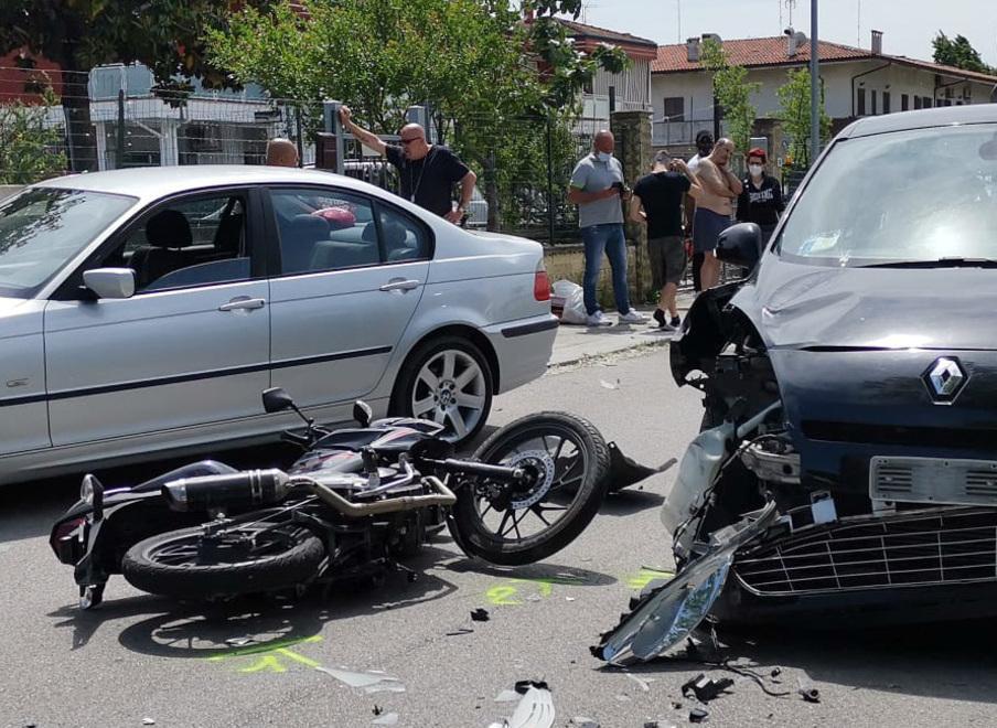 Incidente in via Cagliari Resta ferito un 18enne alla guida di una moto