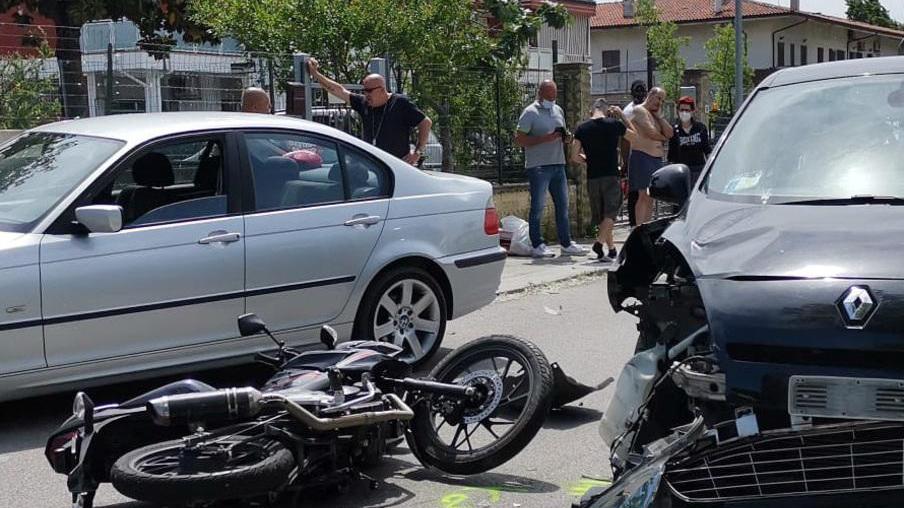 Incidente in via Cagliari Resta ferito un 18enne alla guida di una moto