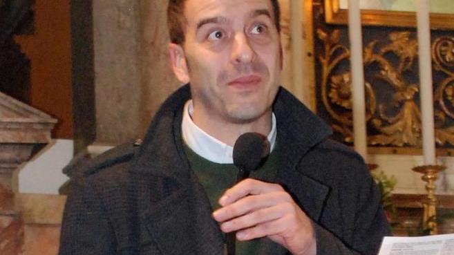 Due volontari riparano i microfoni alla Celletta