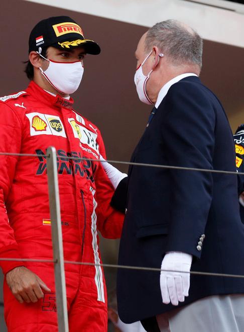 Sainz: «Ce lo meritiamo» Binotto: «Lo stop di Leclerc? Un peccato, poteva vincere»