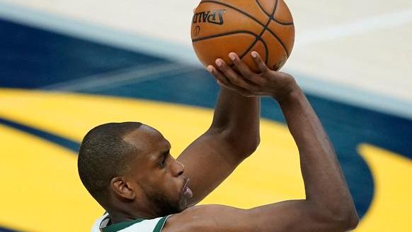 Milwaukee piega Miami Portland espugna Denver