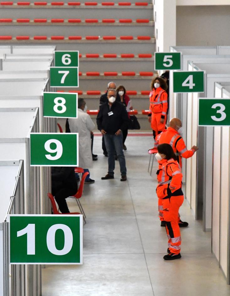 Vaccini, la Regione rilancia con un doppio open day: coinvolti anche gli over 18