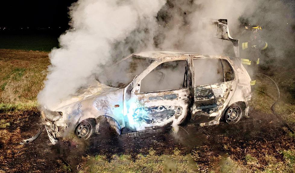 Rero, gli spari col fucile poi l’auto spostata e data alle fiamme con i corpi dentro 