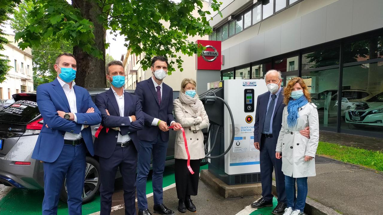 L'inaugurazione della colonnina di ricarica per le auto elettriche in viale Montegrappa col sindaco Biffoni e i dirigenti di Nissan e Lenzi Automobili