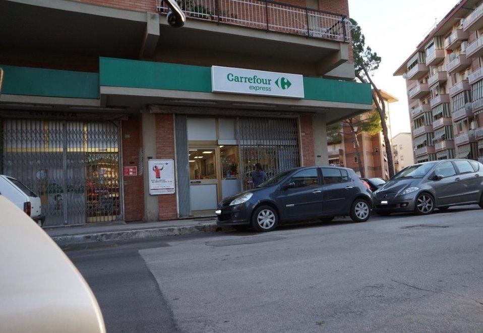 Armato di coltello al market minaccia cassiera, via coi soldi 