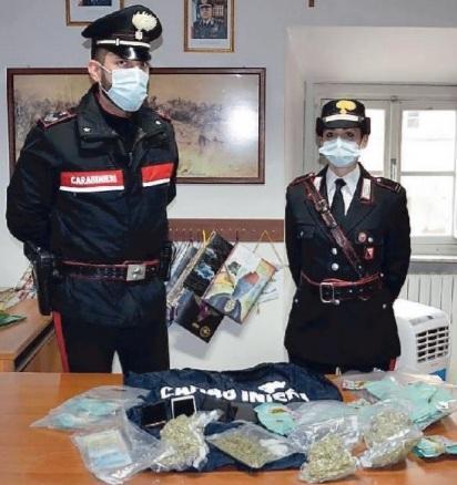 La droga sequestata dai carabinieri all’interno dell’appartamento