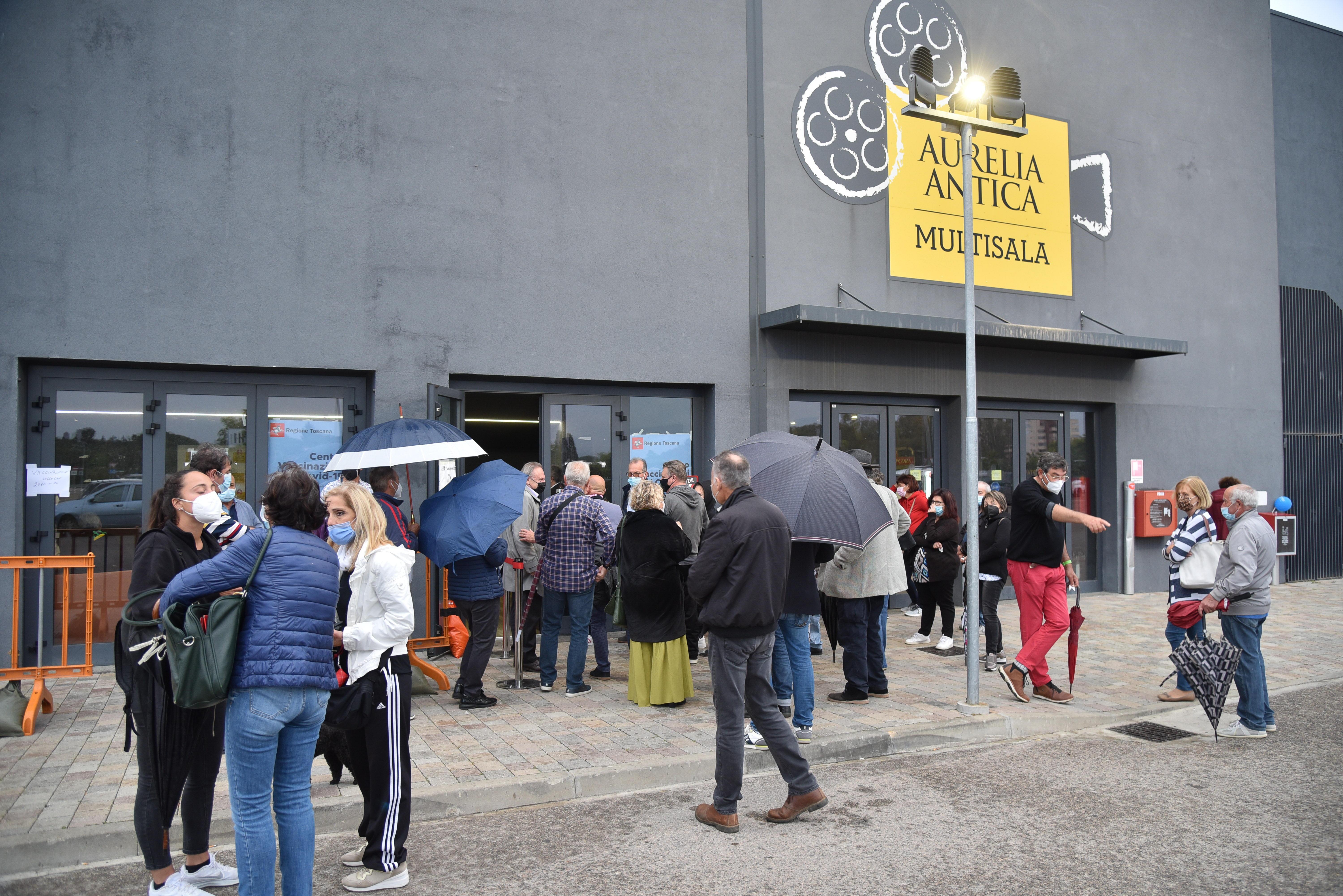 La fila davanti all’Aurelia Antica per l’open day