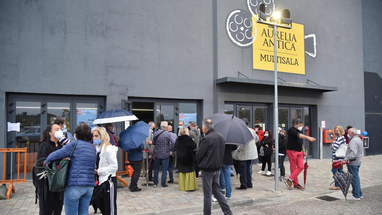 La fila davanti all’Aurelia Antica per l’open day