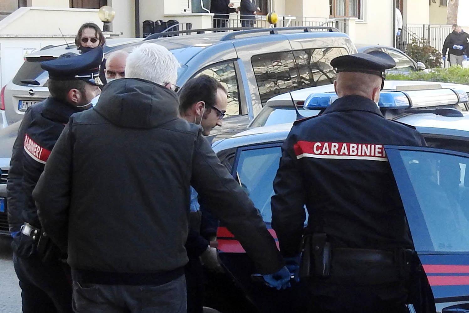 Francesco Biagi portato via dai carabinieri qualche ora dopo l’omicidio