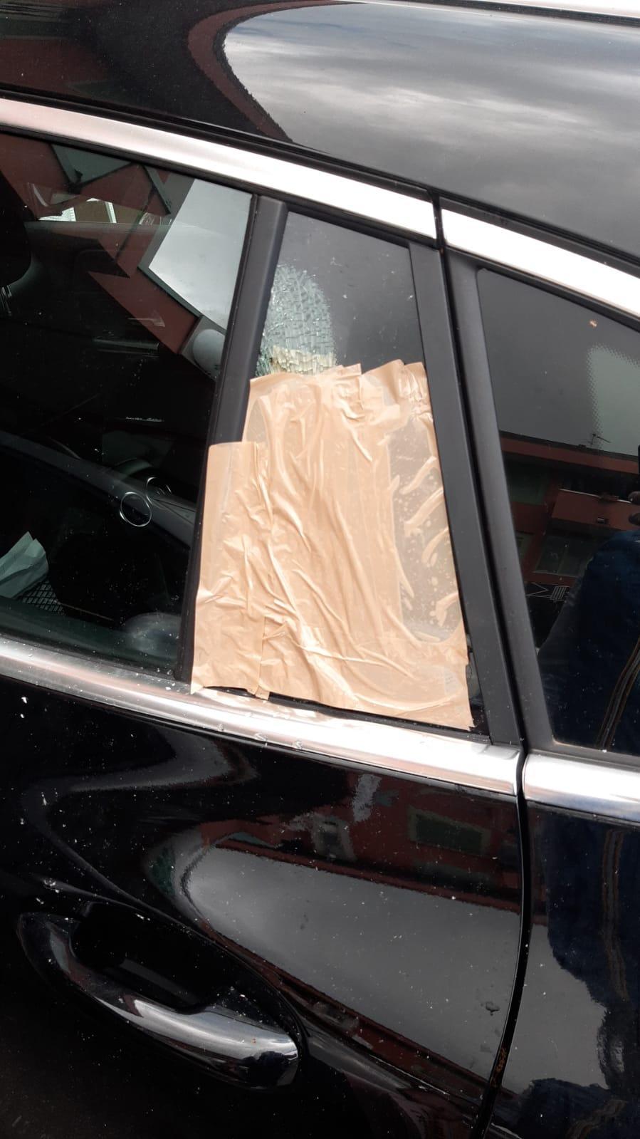 Il vetro infranto per rubare all'interno dell'auto dell'assessore alla Sicurezza Emiliano Corrieri