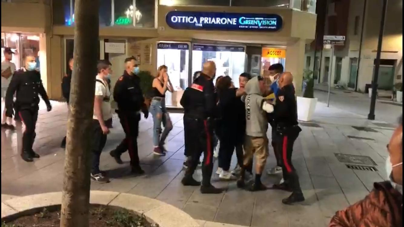 Un momento della maxi rissa in piazza Regina Margherita