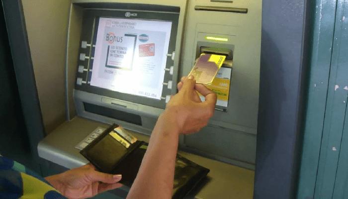 Usa il bancomat dell'amica mentre lei l'aiuta a stirare, 60enne denunciata 