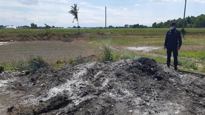 Bondeno, brucia plastica e cartone in campagna: denunciato