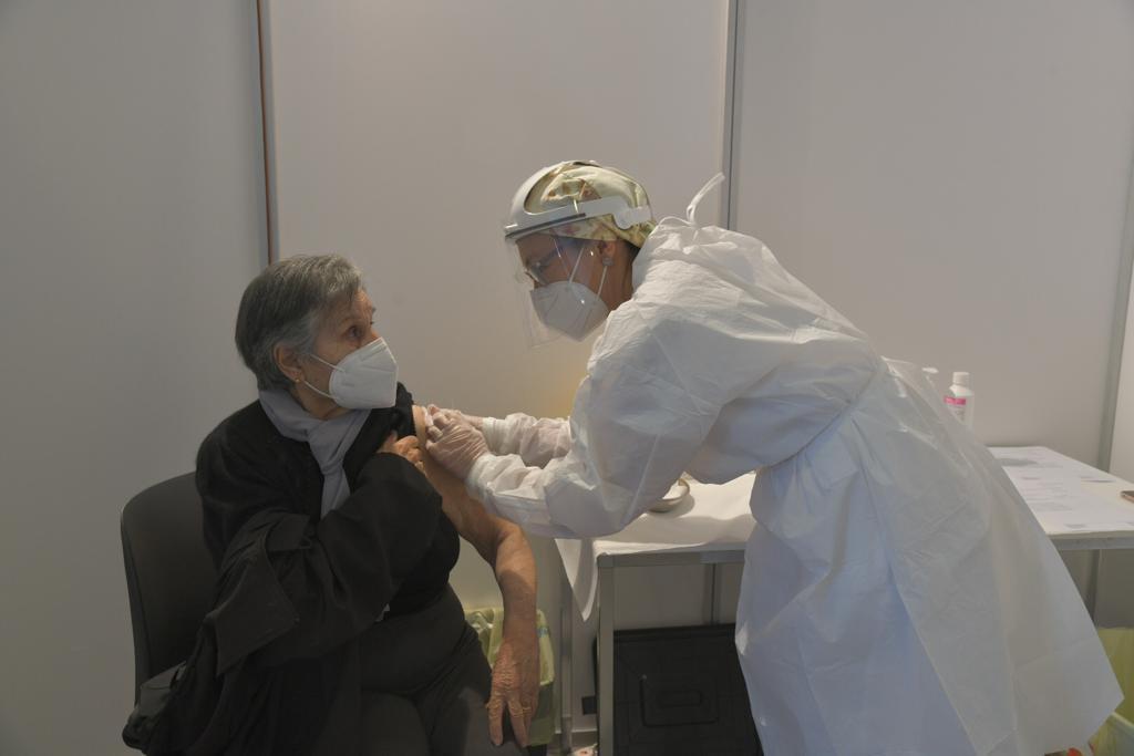 Vaccini, possibili sanzioni per i medici di base che frenano 