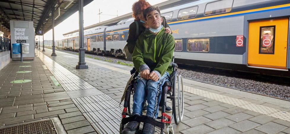 Pisa, treno con gli scalini, disabile in difficoltà. La madre: «Nessun aiuto per farlo salire» 