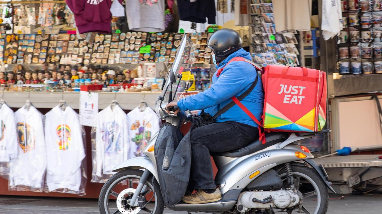 Rider, approvata in Toscana la prima legge a tutela dei lavoratori